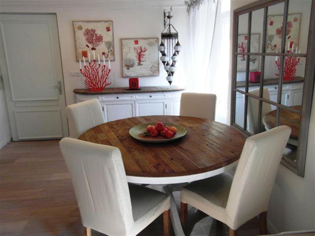 דירות ניס Charming Corner Abode With Castle Views מראה חיצוני תמונה