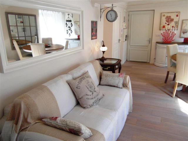 דירות ניס Charming Corner Abode With Castle Views מראה חיצוני תמונה