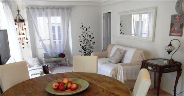 דירות ניס Charming Corner Abode With Castle Views מראה חיצוני תמונה