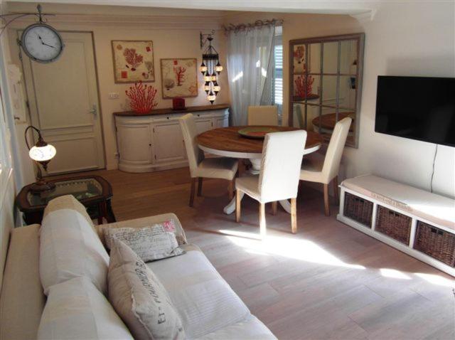 דירות ניס Charming Corner Abode With Castle Views מראה חיצוני תמונה